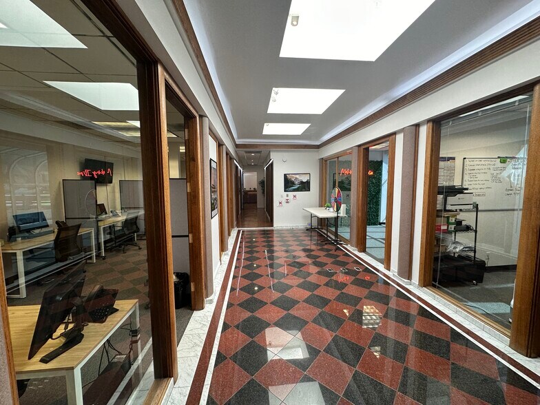 More Photos Of 11440 Ventura Blvd, Studio City Unknown For Lease