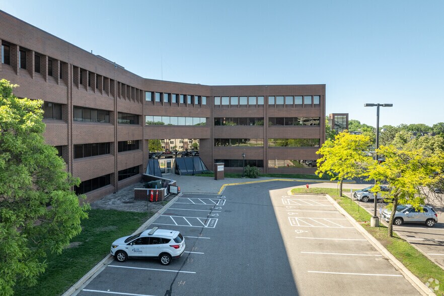 More Photos Of 2001 Killebrew Dr, Bloomington Office For Lease
