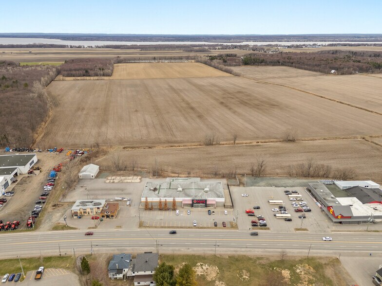 More Photos Of 2145 Boul Louis-Fréchette, Nicolet Department Store For Sale