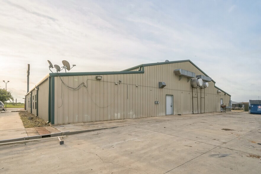 More Photos Of 410 S Interstate 35, Pearsall Storefront Retail Office For Lease