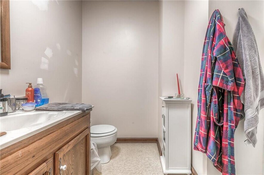 More Photos Of 4 W Monroe St, Buckner Office For Sale