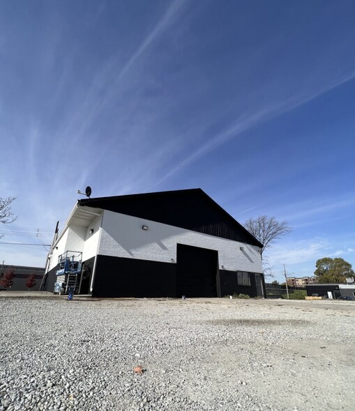 More Photos Of 220 S Larch St, Lansing Service For Lease