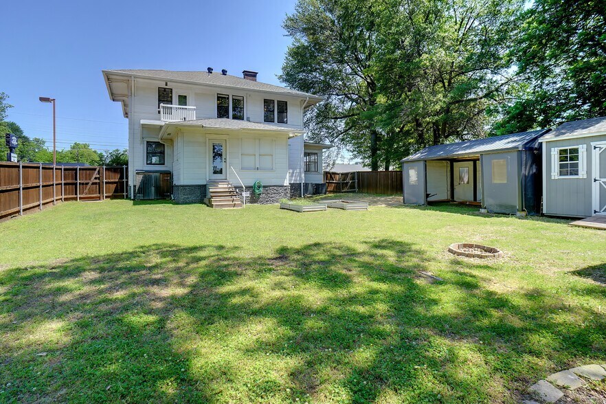 More Photos Of 1116 Lamar Ave, Paris Office For Sale