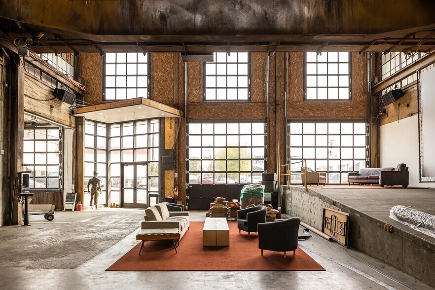 More Photos Of 866-900 N Columbia Blvd, Portland Warehouse For Lease