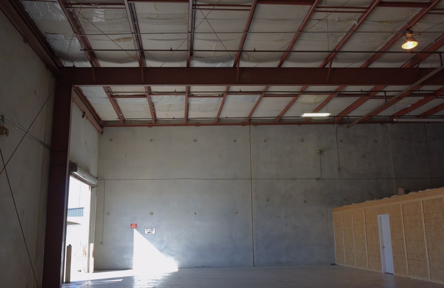 More Photos Of 2004 Lamar Dr, Round Rock Warehouse For Lease