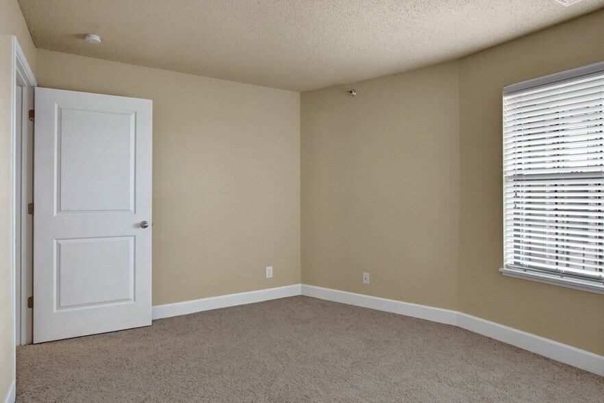 More Photos Of 8617 Edinbrook Xing, Brooklyn Park Apartments For Sale