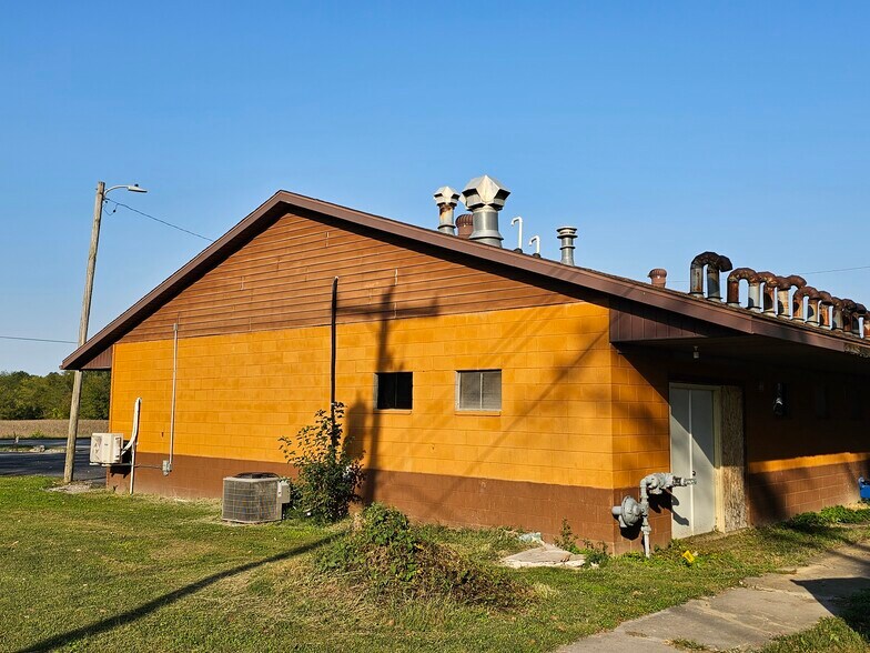 More Photos Of 512 W Egyptian Ave, Christopher Bar For Sale