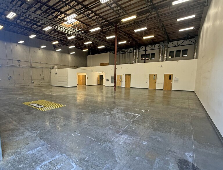 More Photos Of 15853 Monte St, Sylmar Distribution For Sale