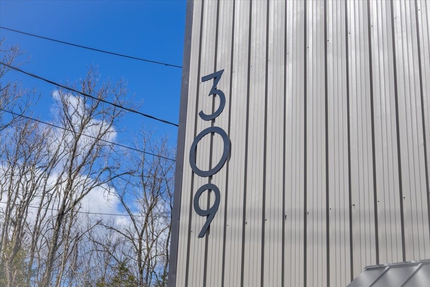 More Photos Of 309 E Springbrook Dr, Johnson City Flex For Lease