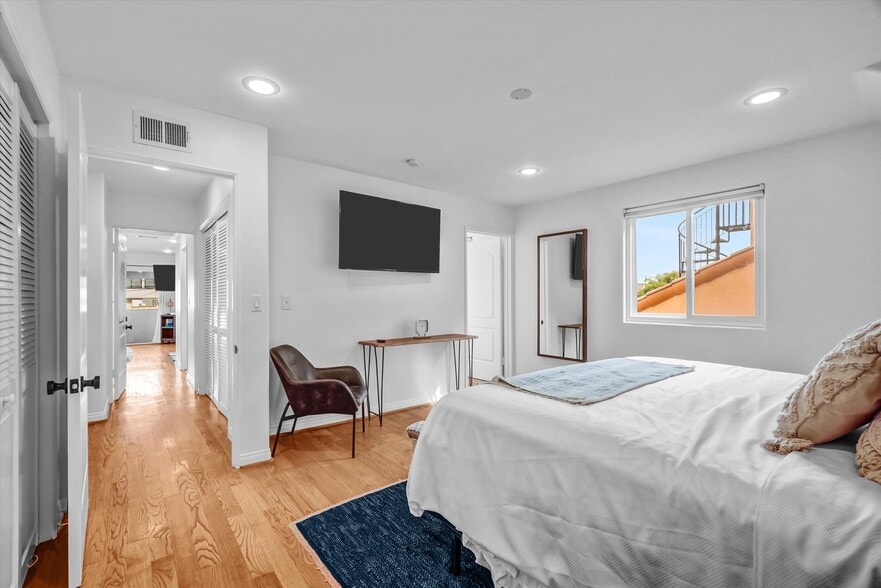 More Photos Of 179 Pomona Ave, Long Beach Hospitality For Sale