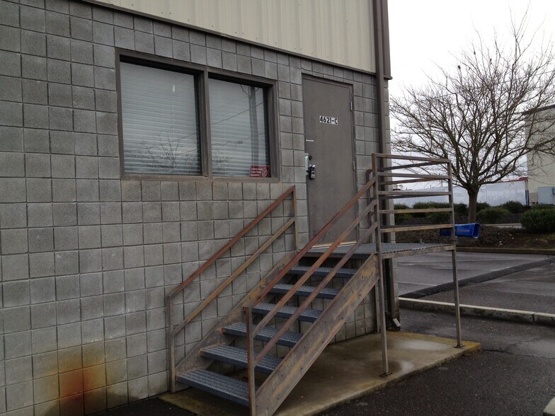 More Photos Of 4621 Grumman Dr, Medford Warehouse For Lease