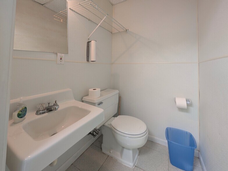 More Photos Of 1208 E Main St, Luray Flex For Sale