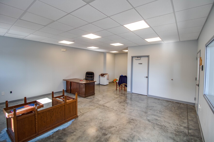 More Photos Of 300 Rou des Chateaux, Bethalto Parking Garage For Sale