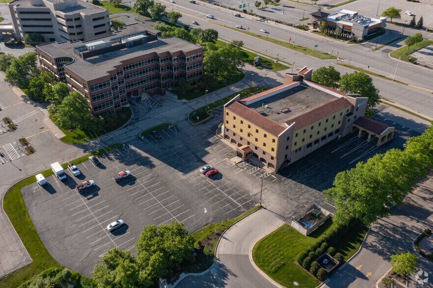 More Photos Of 15850 W Bluemound Rd, Brookfield Loft Creative Space For Lease