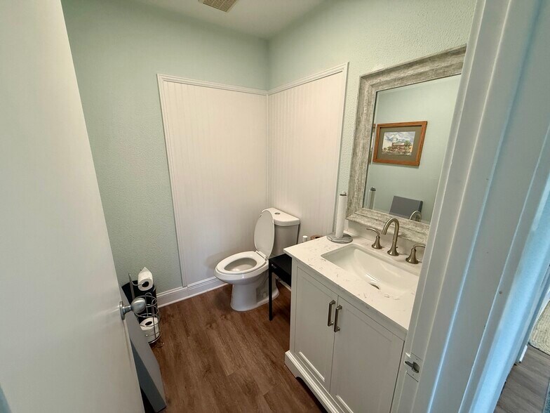More Photos Of 1411 S 14th St, Fernandina Beach Office For Lease