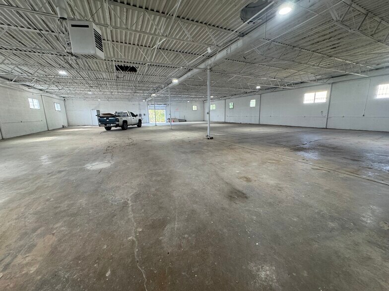 More Photos Of 130 E Zavalla, San Antonio Warehouse For Lease