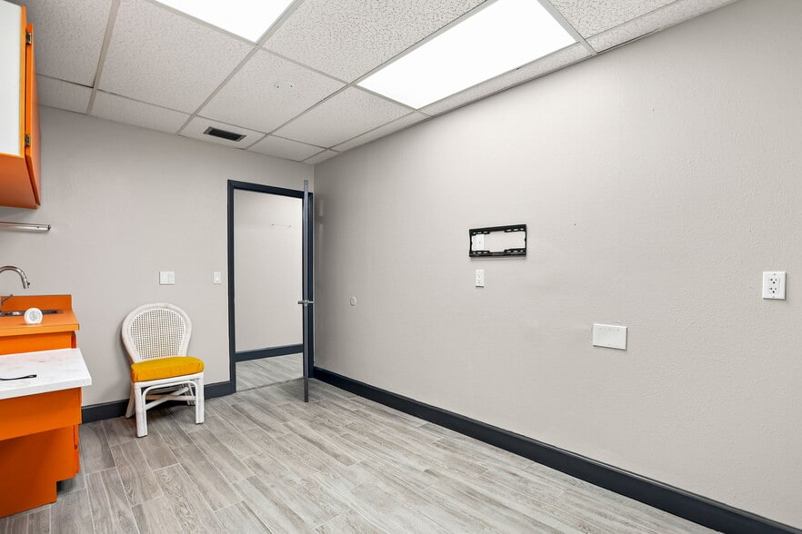 More Photos Of 901 N Grove St, Eustis Medical For Sale