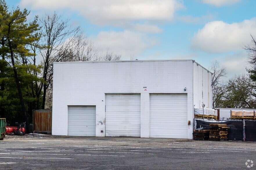 More Photos Of 400-450 Swenson Dr, Kenilworth Warehouse For Sale
