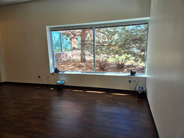 More Photos Of 621 Southpark Dr, Littleton Showroom For Lease