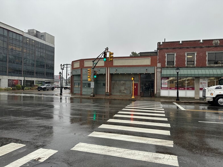More Photos Of 894 Main St, Waltham Freestanding For Lease