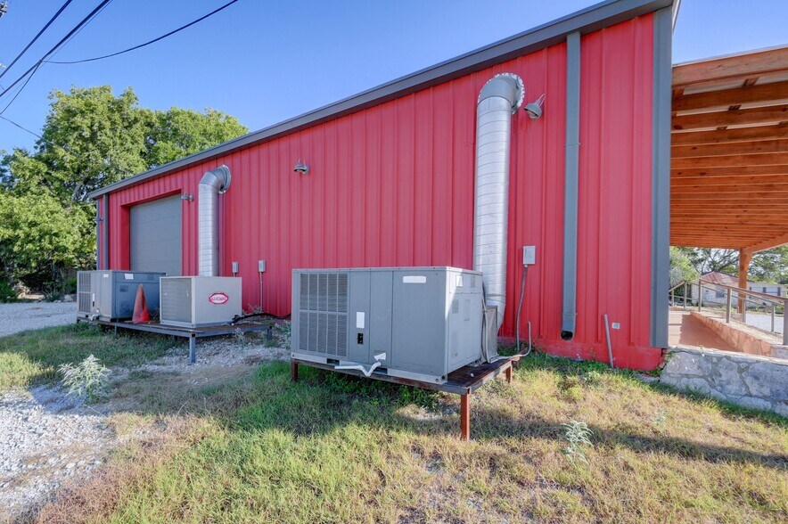 More Photos Of 1301 & 1307 Main St, Blanco Light Distribution For Sale