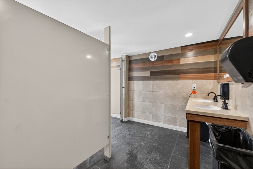 More Photos Of 8713 Gravois Rd, Saint Louis Restaurant For Sale