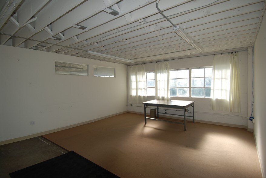 More Photos Of 865-867 Isabella St, Oakland Warehouse For Lease