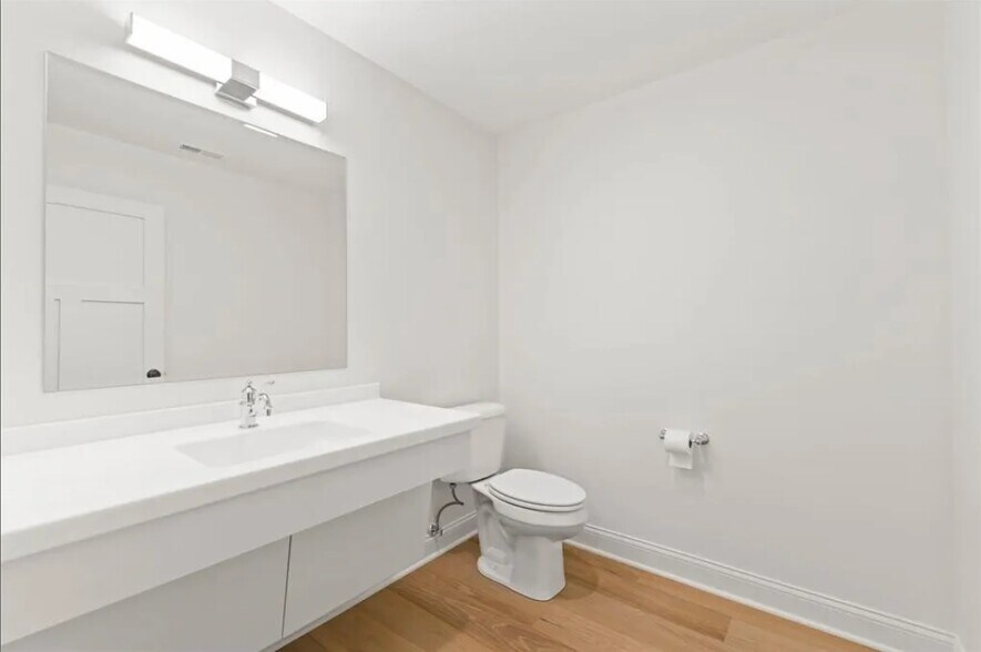 More Photos Of 1805 S 8th Ave E, Newton Specialty For Sale