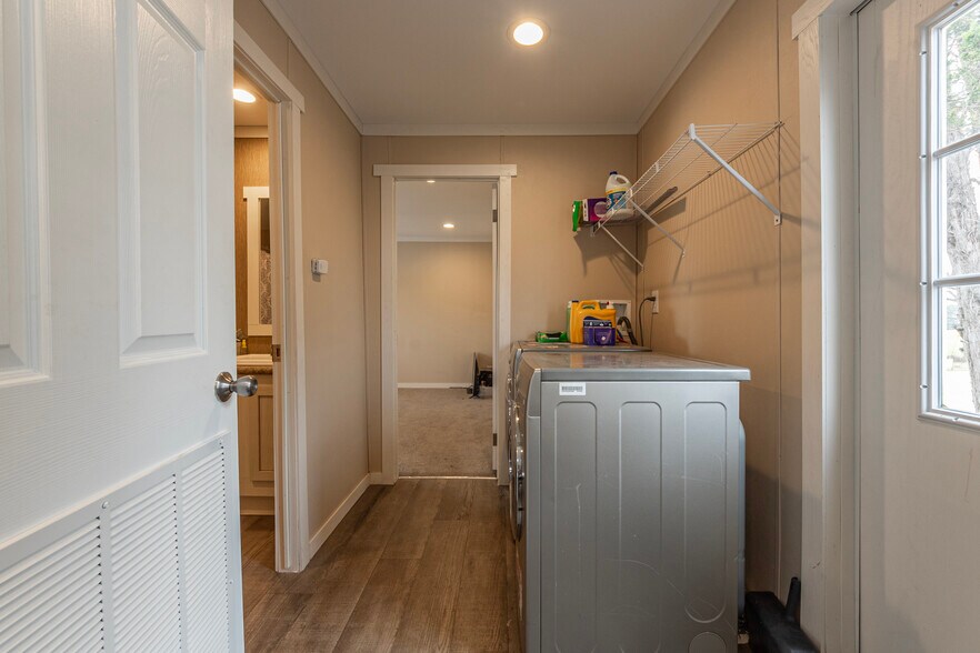 More Photos Of 11400 Thousand Trl, Willis Trailer Camper Park For Sale