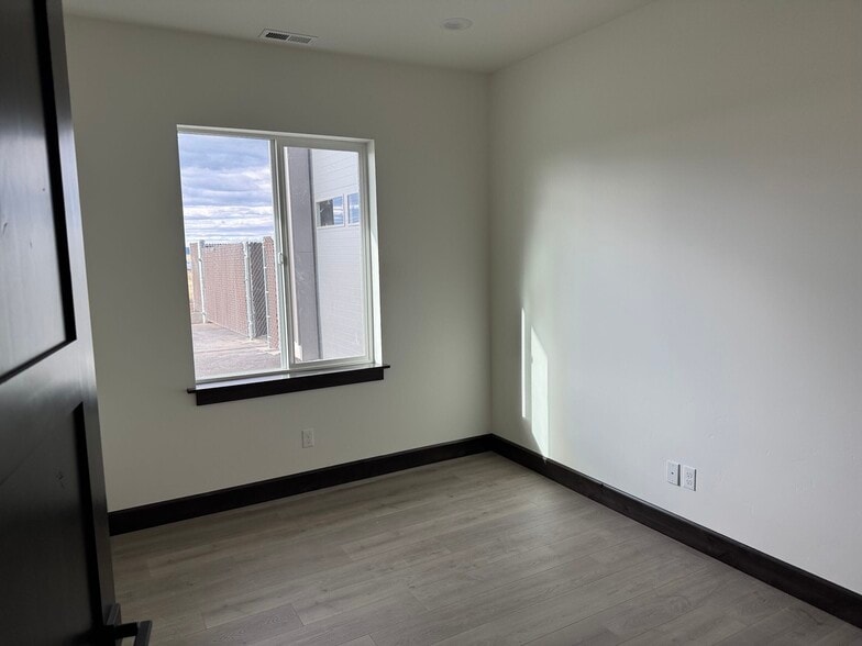 More Photos Of 3141 Bellanca, Hayden Industrial For Lease