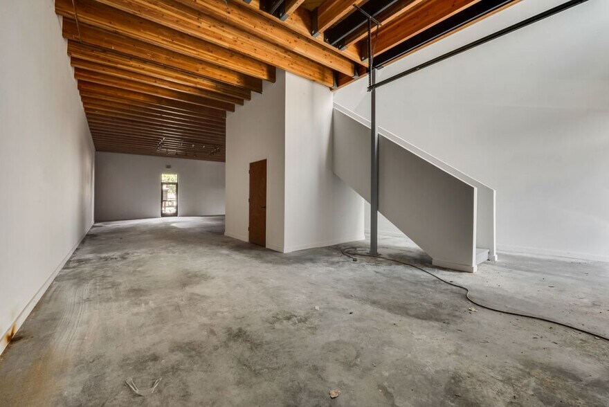 More Photos Of 4763 Algiers St, Dallas Loft Creative Space For Sale