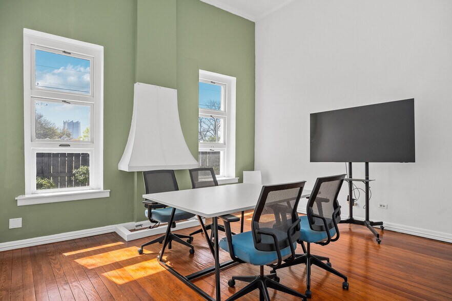 More Photos Of 1002 N Flores St, San Antonio Loft Creative Space For Lease