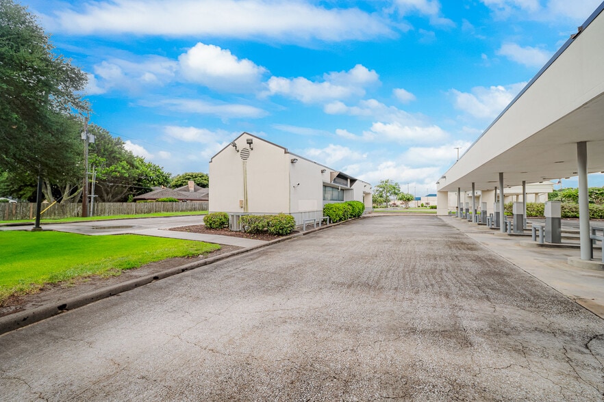 More Photos Of 723 Rollingbrook Dr, Baytown Office For Sale