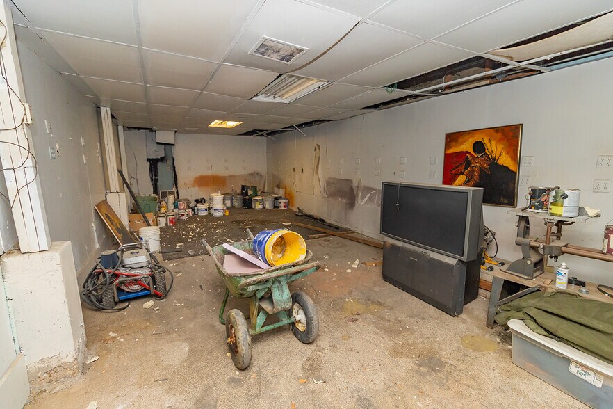 More Photos Of 1627 S Hillside St, Wichita Freestanding For Sale