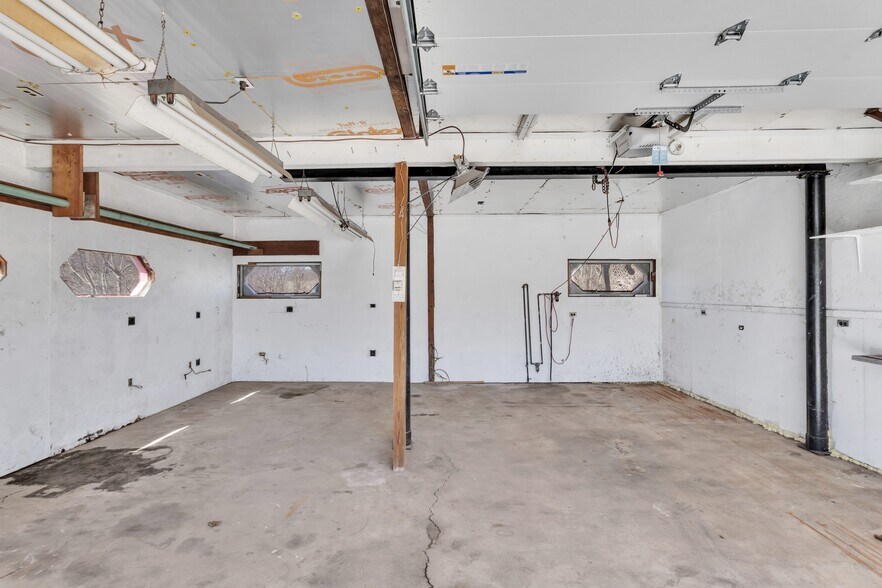 More Photos Of 1060 Pittsburgh Rd, Valencia Office For Sale