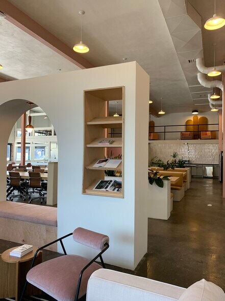 More Photos Of 633-635 W Davis St, Dallas Freestanding For Lease