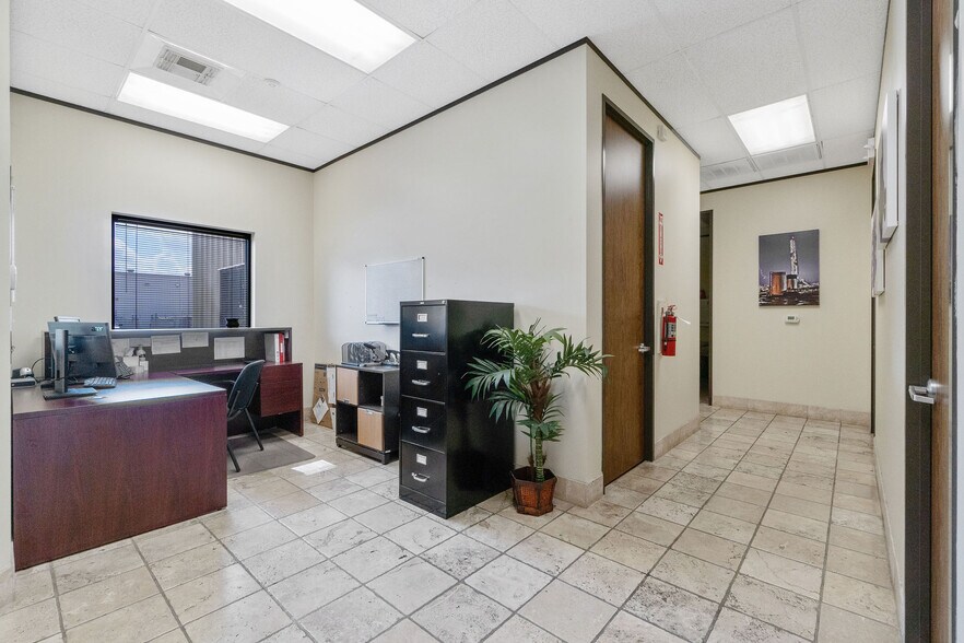 More Photos Of 5119 Hiltonview Rd, Houston Warehouse For Lease