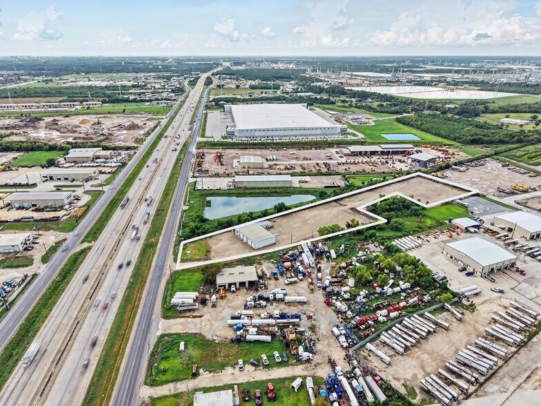 Primary Photo Of 11421 Interstate 10 E, Baytown Service For Lease