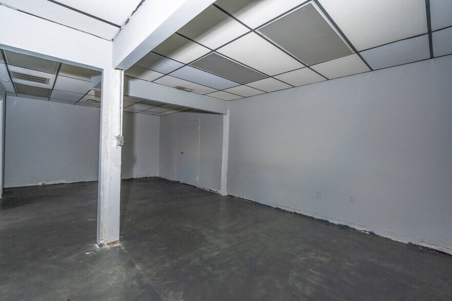 More Photos Of 2120 Collier Ave, Fort Myers Unknown For Lease