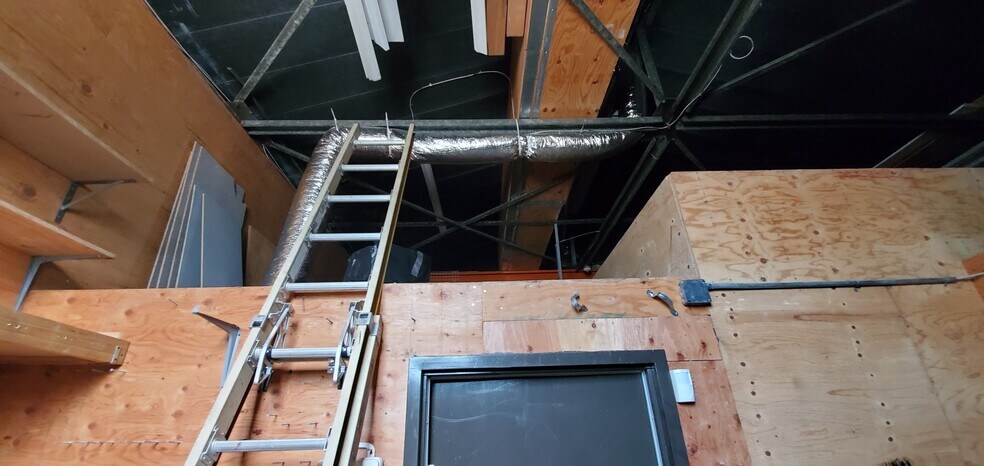 More Photos Of 40 Willis Ave, Syosset Warehouse For Lease
