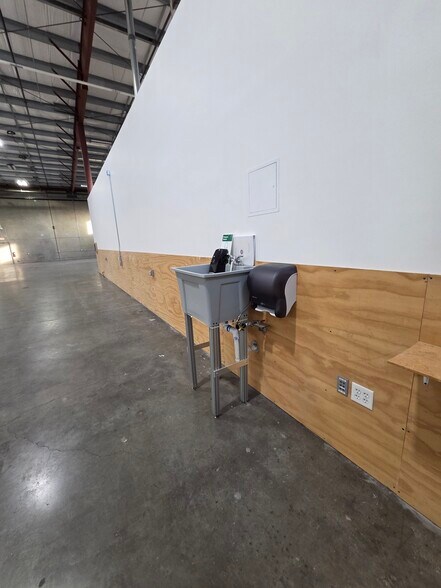 More Photos Of 2019-2025 Vista Ave SE, Salem Warehouse For Lease