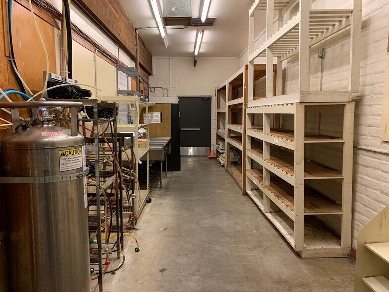 More Photos Of 15404 Union Ave SW, Lakewood Convenience Store For Lease