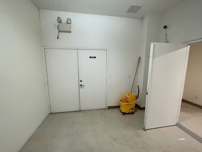 More Photos Of 1014 Kyle Ct, Ridgecrest Warehouse For Sale