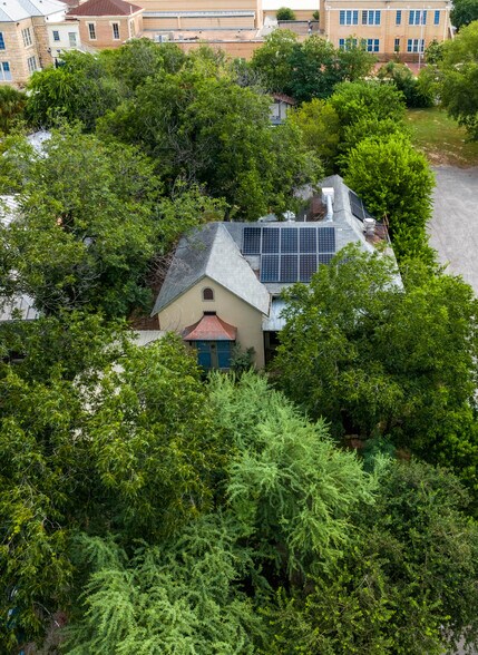 More Photos Of 1012 N Flores St, San Antonio Storefront Retail Residential For Sale