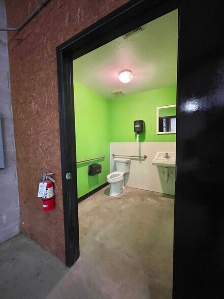 More Photos Of 500 E Plantation Dr, Clute Warehouse For Sale