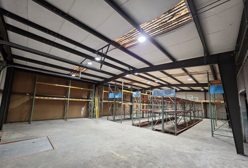 More Photos Of 999 Harbor Dr, West Columbia Warehouse For Sale