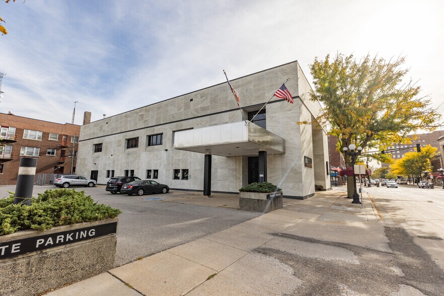 More Photos Of 402-404 E 4th St, Waterloo Office Residential For Sale