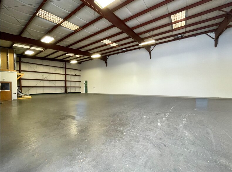 More Photos Of 2254-2256 Massaro Blvd, Tampa Warehouse For Lease