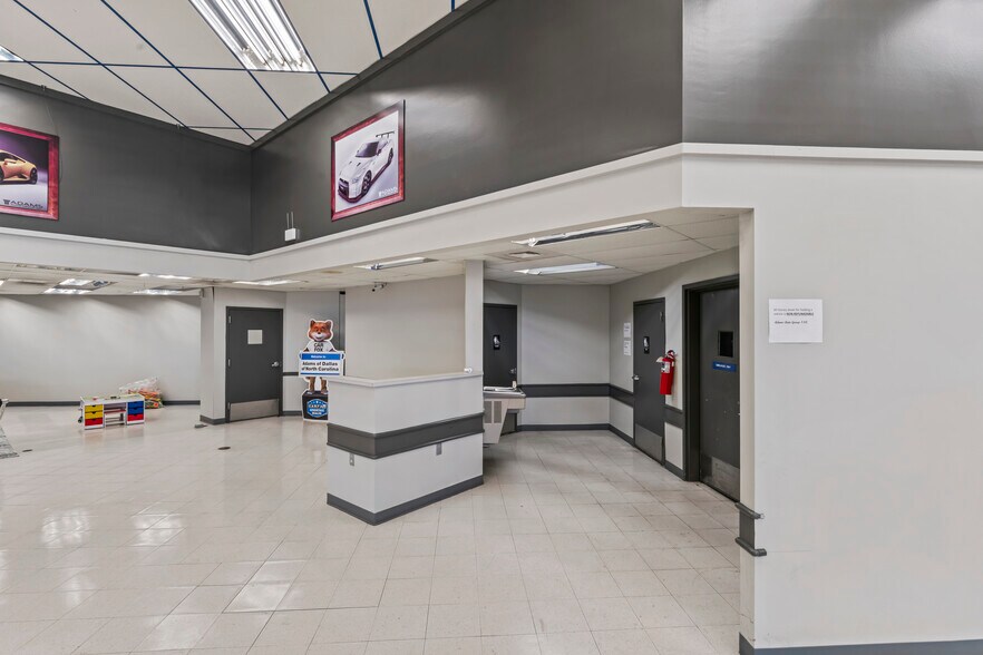 More Photos Of 520 E Trade St, Dallas Drugstore For Sale