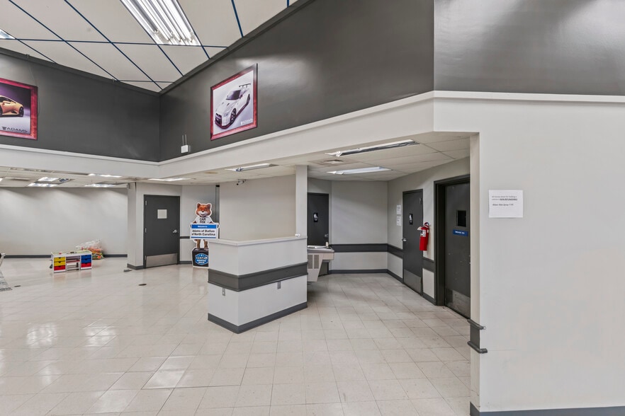 More Photos Of 520 E Trade St, Dallas Auto Dealership For Sale